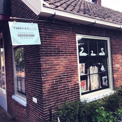 Uithangbord van Kledingboetiek 't Winkeltje