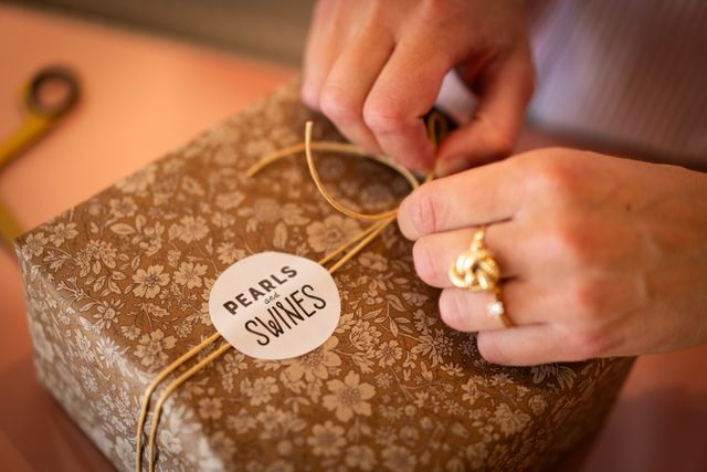 Een cadeau wordt ingepakt in de winkel van Pears & Swines