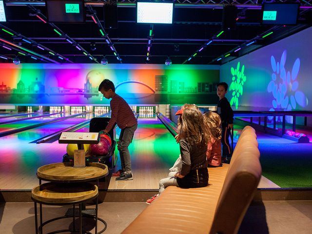 Kinderen bowlen in Bowling Split Purmerend.
