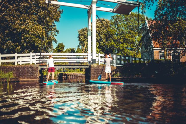 Twee mensen die aan het suppen zijn in het centrum van Monnickendam