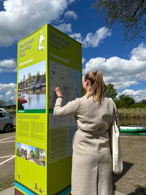 Een vrouw die bij TOP Purmerend staat te kijken