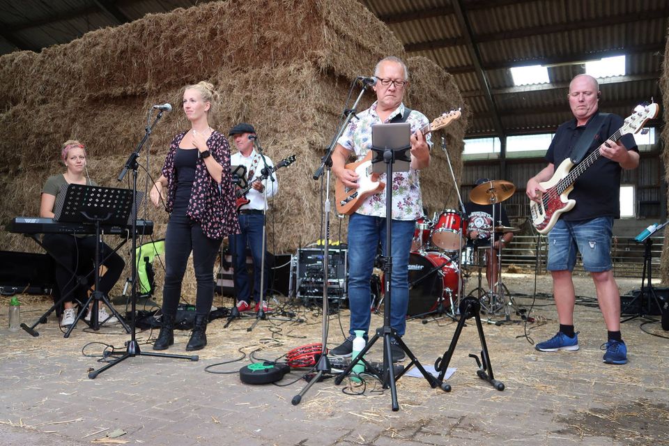 Een act tijdens het evenement 'Muziek aan de Middenweg'.
