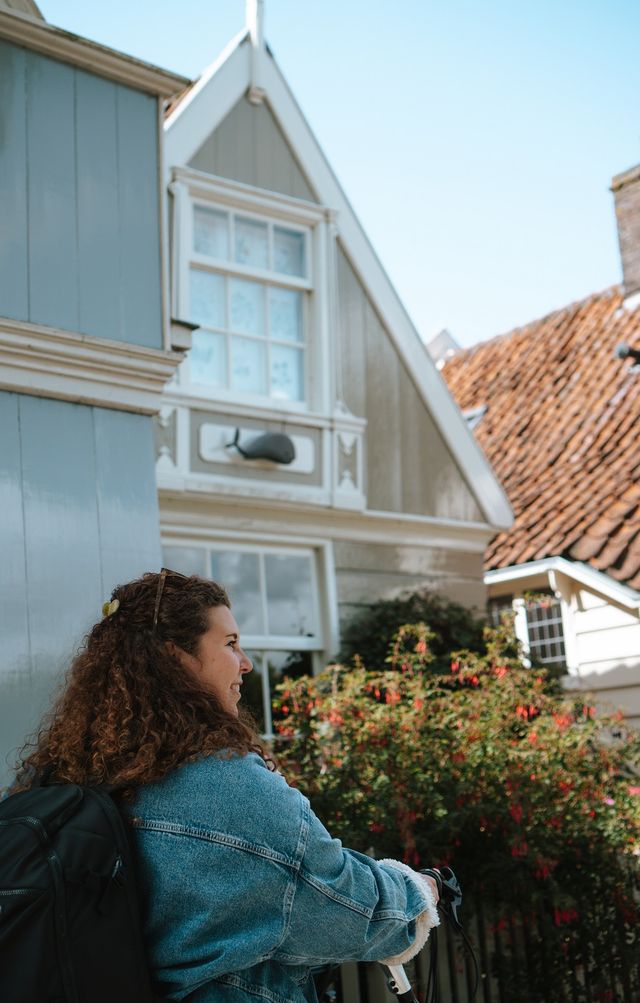 Fietsers in Broek in Waterland.
