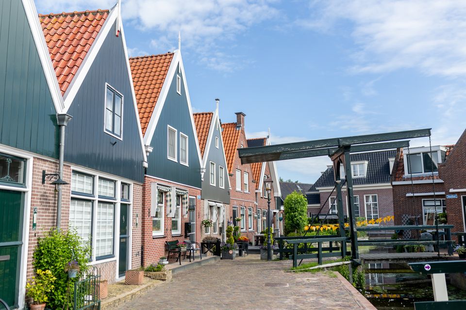 De straten met een brug in Het Doolhof in Volendam