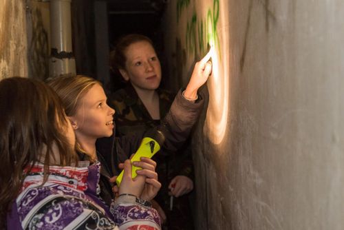 Kinderen in een Escape Room van Fort Treffelijk.