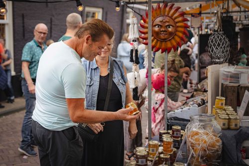 Mensen die spullen uitkiezen bij de Braderie in Edam