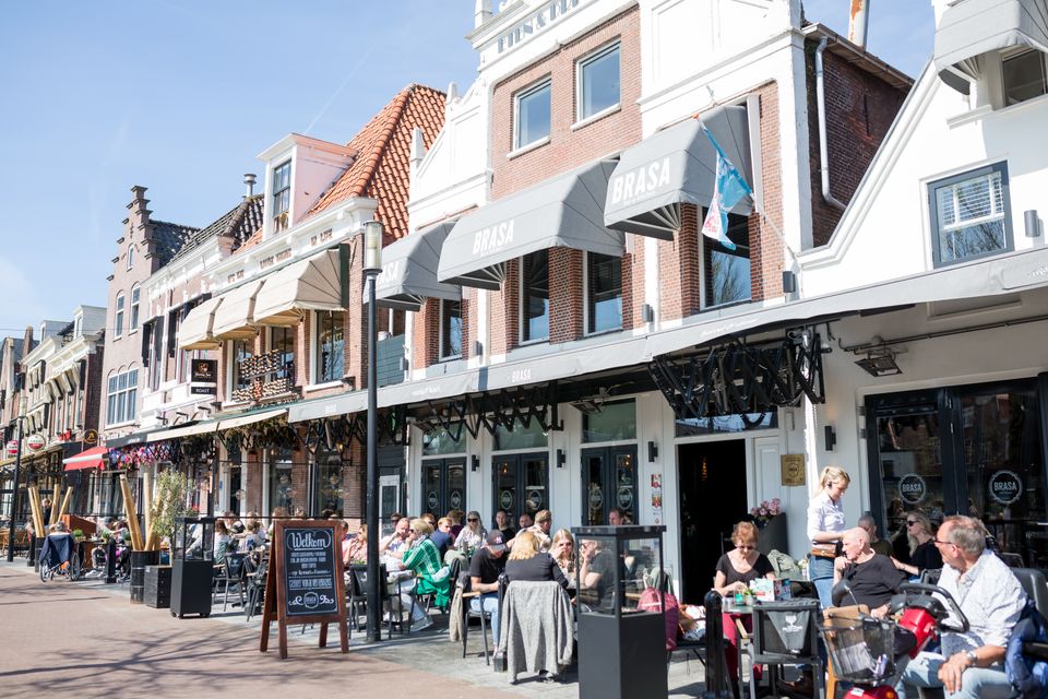 Terras vol met mensen bij Brasa Purmerend