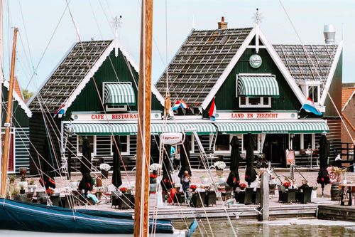 Vooraanzicht Café-Restaurant Land en zeezicht vanuit de haven van Marken.