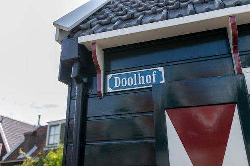 Een bordje van Het Doolhof in Volendam