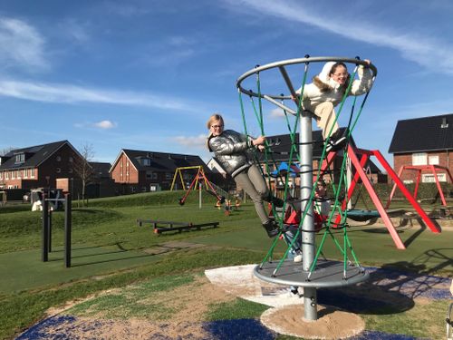 Kinderen die spelen in een klimpark in Speeltuin De Spelemei | Zuidoostbeemster