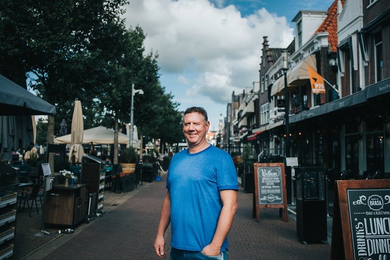 Arwin van Brasa Bar & Kitchen op de Koemarkt.