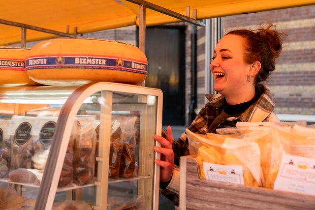 Ondernemer van Natuurboerderij Hardebol achter haar kraam tijdens de Laag Hollandse Makersmarkt.