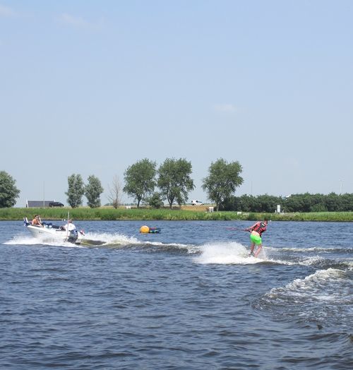 Een waterskieër achter een boot op het Alkmaarder- en Uitgeestmeer