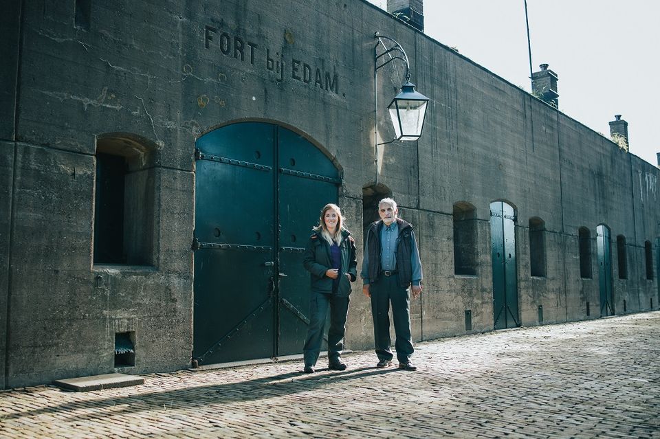Twee boswachters voor Fort bij Edam.