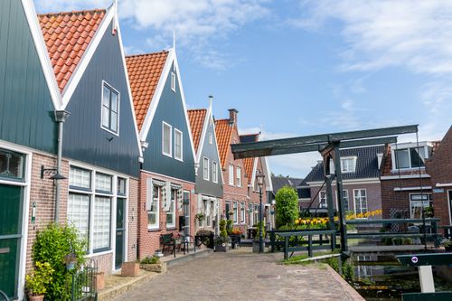 De straten met een brug in Het Doolhof in Volendam