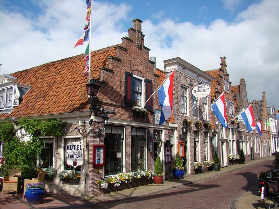 Het exterieur van Hotel Fortuna in Edam.