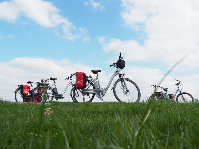 Fietsen die op de dijk staan