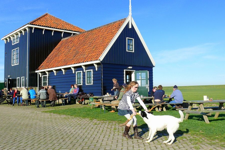 Het terras bij Bezoekerscentrum de Breek in Etersheim.