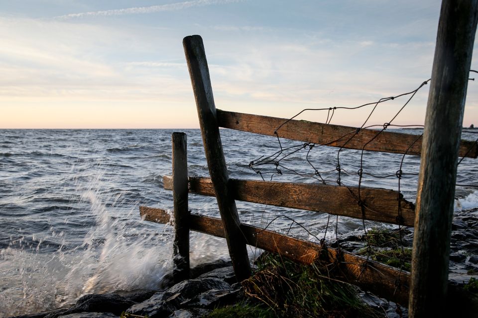 Water klotst tegen de Dijk aan in de Polder Zeevang.