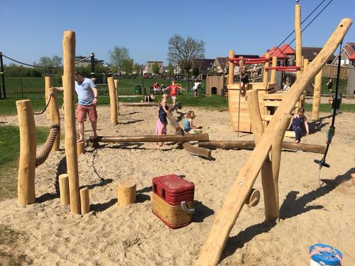 Diverse houten speeltoestellen in Speeltuin De Speelderij in Volendam