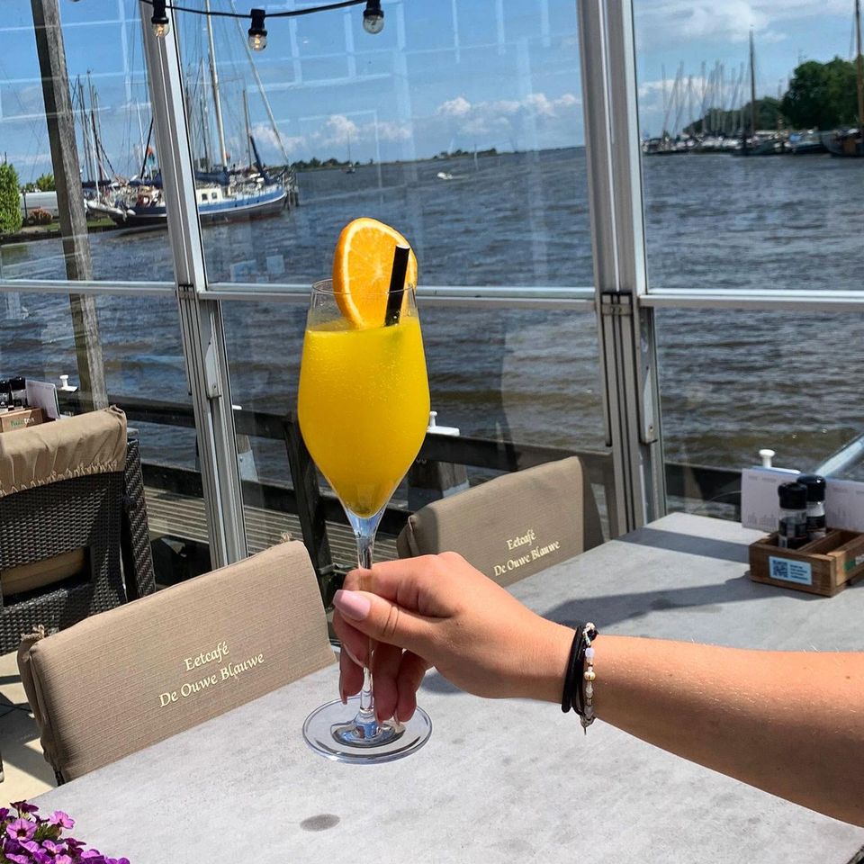 Terras bij Eetcafé De Ouwe Blauwe in Monnickendam