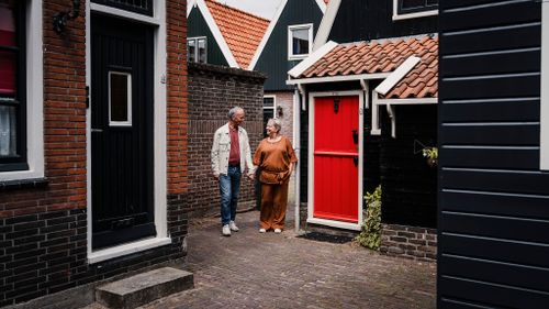 Een man en een vrouw die door het doolhof wandelen in Volendam