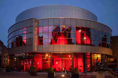 Buitenaanzicht van Theater de Purmaryn.