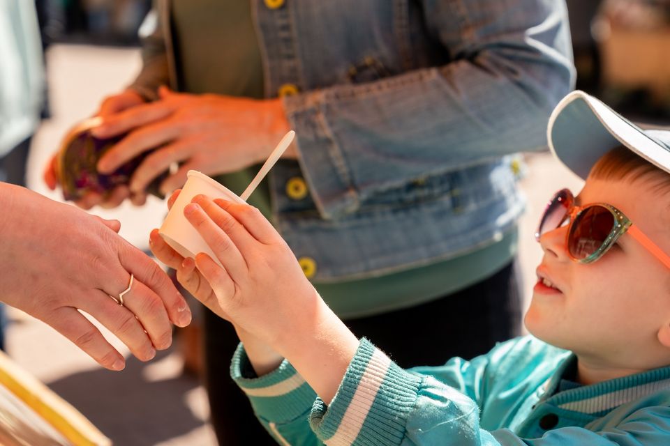 Een jongetje met een ijsje op de Laag Hollandse Makersmarkt.