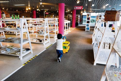 Wandelpad met kind in Noppes Kringloopwinkel Purmerend.