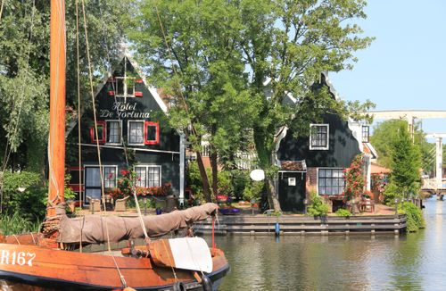 Hotel Fortuna vanaf het water.