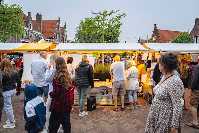 Diverse kramen die worden bezocht tijdens de braderie in Edam
