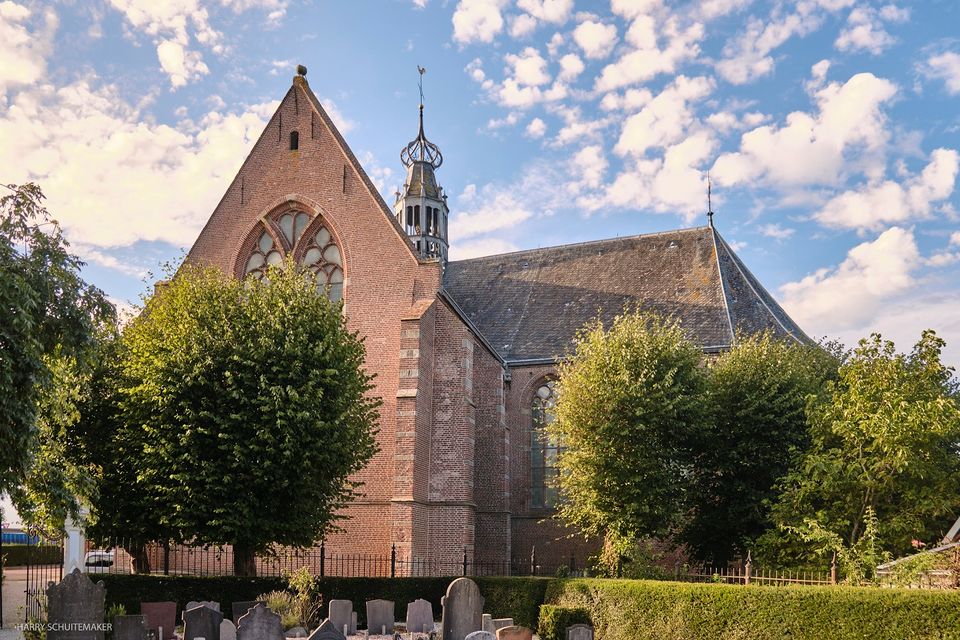 De buitenkant van de Kerk Oosthuizen met begraafplaats