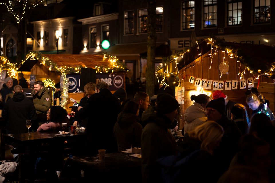 Drukte op het Horecaplein op de Koemarkt tijdens Winters Purmerend
