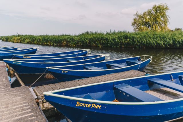 Bootjes die aangemeerd liggen voor verhuur