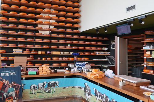 Binnen bij de CONO Kaaswinkel