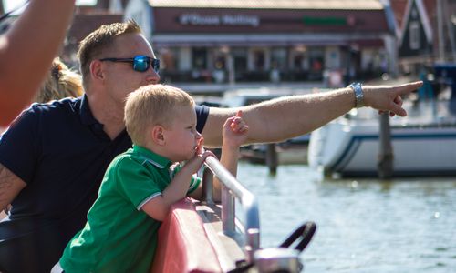 Vader en zoon op een rondvaartboot