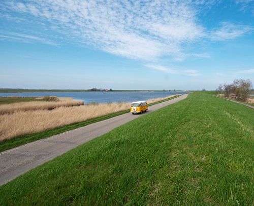 Busje op de Markermeerdijk