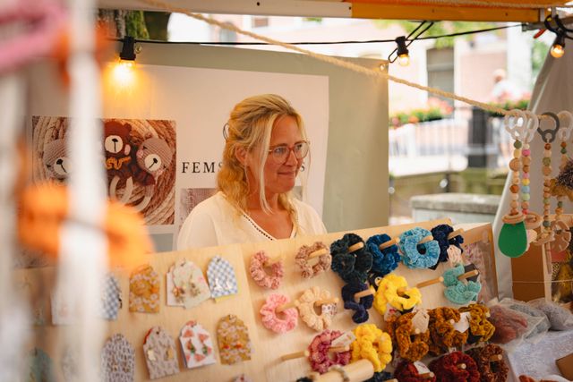 Een standhouder bij de kraam met allerlei spulletjes in Edam