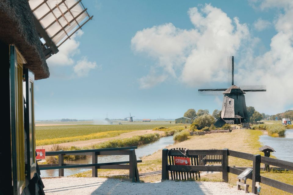 Schermermolens in schermerhorn met blauwe lucht