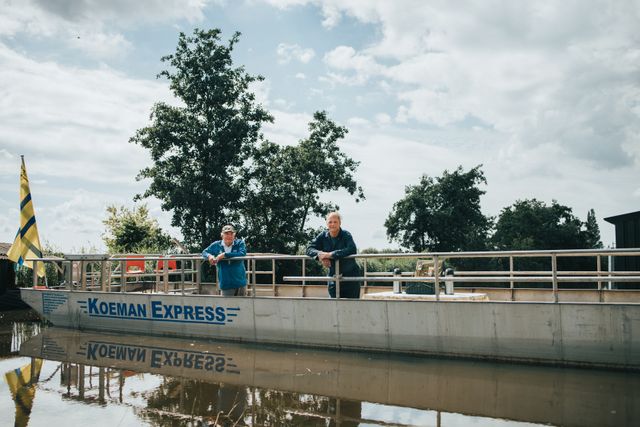 De Koeman Express - platbodem - waarmee Theetuin de Vaarboerderij vaartochten organiseert door het Oostzanerveld.