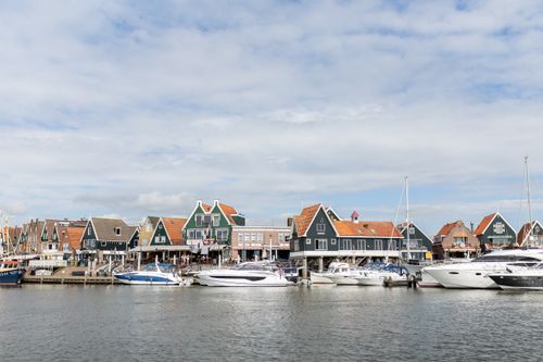 Een foto vanaf het water van De Dijk in Volendam