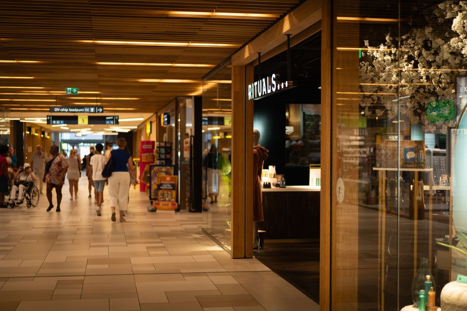 Mensen die aan het shoppen zijn in het Winkelcentrum Willem Eggert