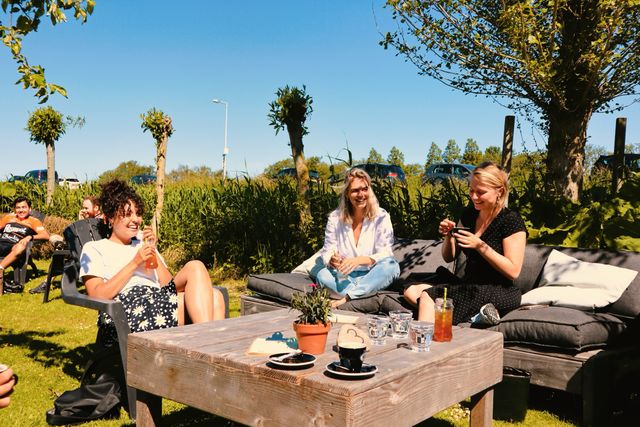 Theetuin neckermolen, vriendinnen die lekker borrelen in de zon