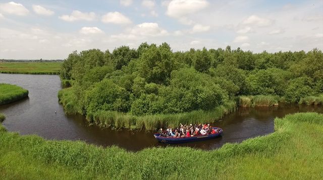 Rondvaartboot vaart door het Ilperveld.