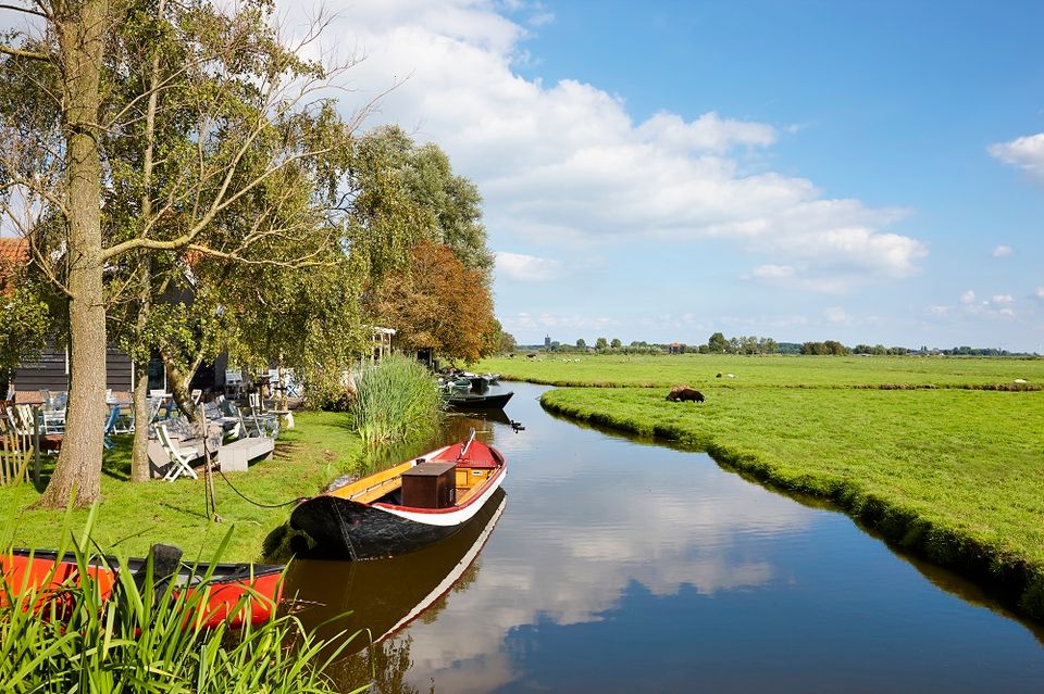 Uitzicht op het land bij Botenverhuur in Overleek, Monnickendam.