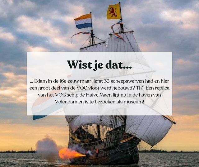 VOC Schip de Halve Maen met de tekst: Wist je dat Edam in de 16e eeuw maar liefst 33 scheepswerven had en hier een groot deel van de VOC vloot werd gebouwd? TIP: een replica van het VOC schip de Halve Maen ligt nu in de haven van Volendam en is te bezoeken als museum.
