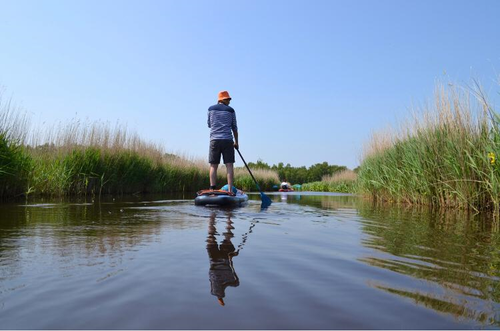 Iemand die aan het suppen is in het Ilperveld