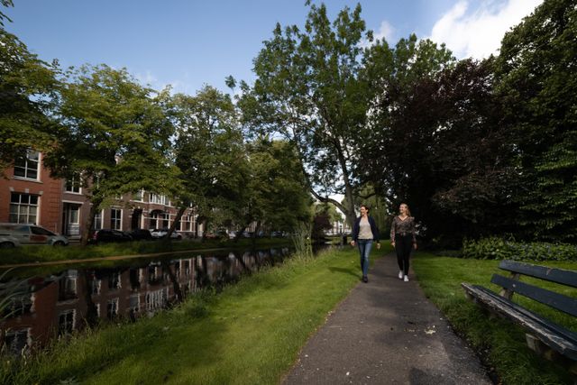 Twee vrouwen die wandelen in Purmerend