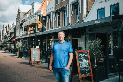 De eigenaar voor zijn restaurant Brasa Bar & Kitchen