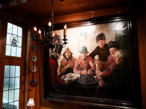 Schilderijen aan de muur bij Hotel Spaander.